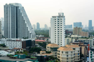 ビルと住宅街の風景