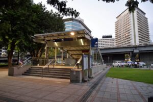 公園と駅の入り口