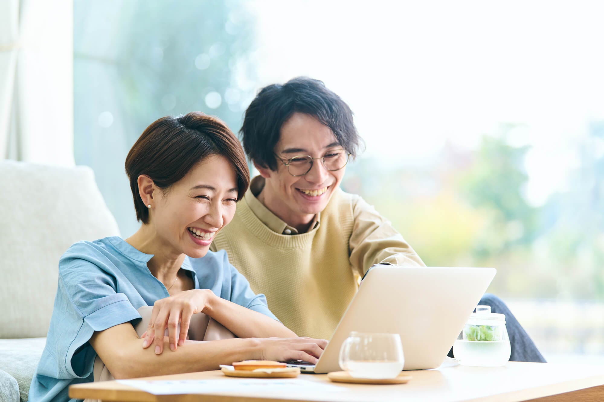 男女が談笑している様子