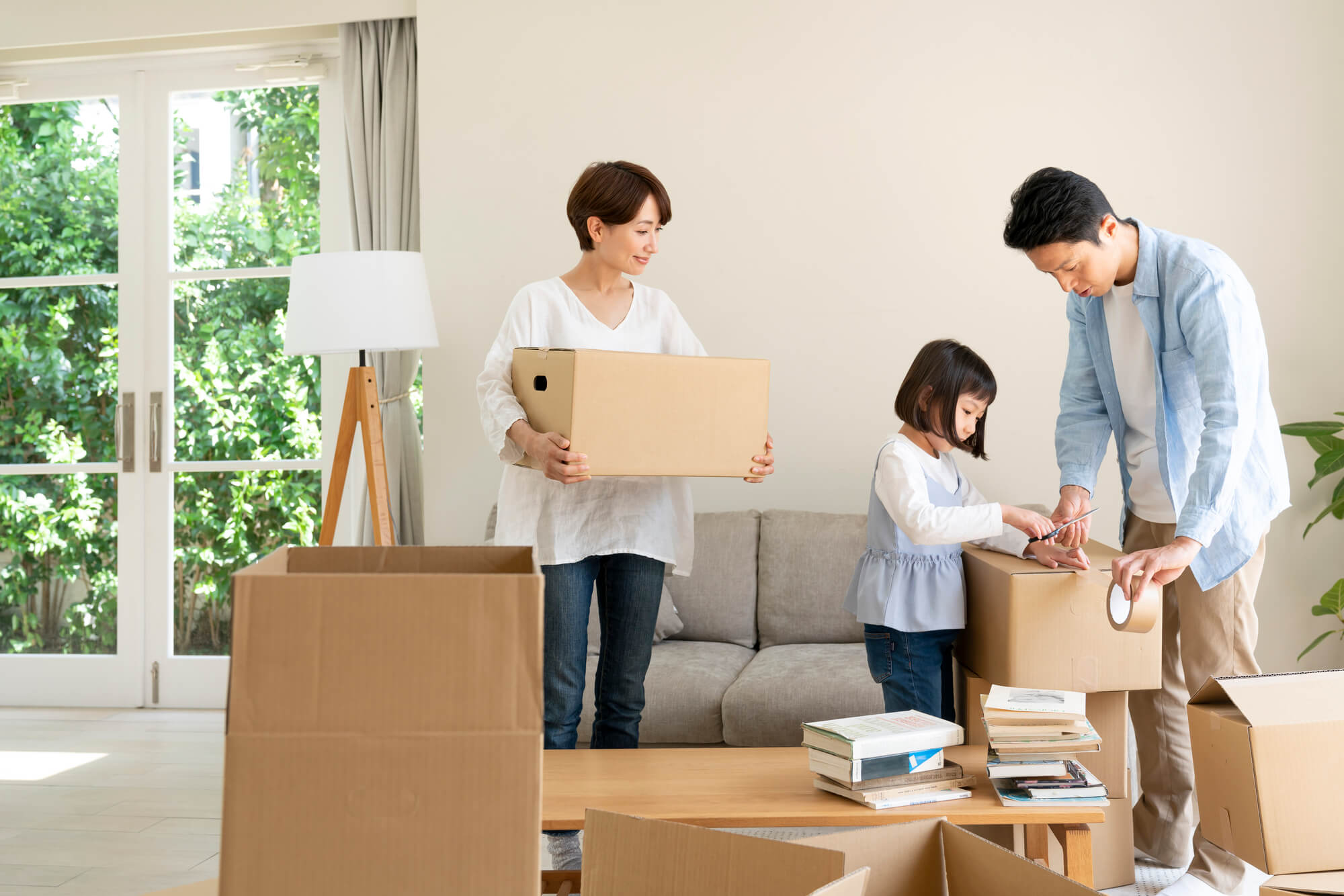 荷解きをしている家族